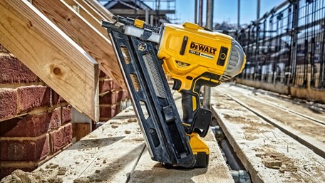 Pištolj za čavle DEWALT aku 18V 2x5,0Ah BL 5–9 cm NEW-692P2