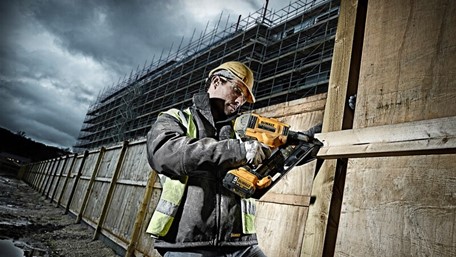 Pištolj za čavle DEWALT aku 18V 2x5,0Ah BL 5–9 cm NEW-692P2